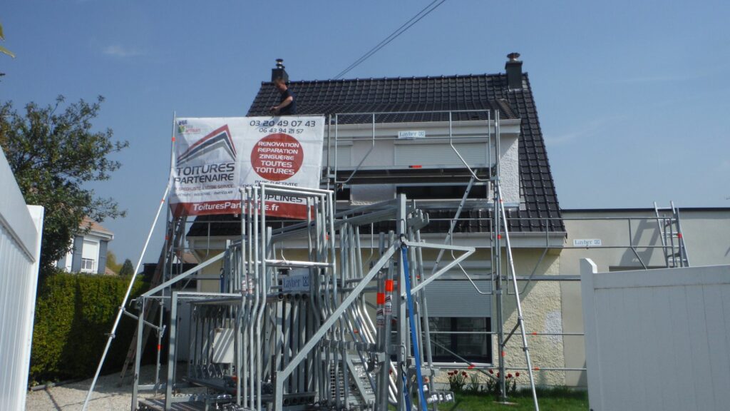 Chantier de toiture sous échafaudage avec la bâche Toitures Partenaire