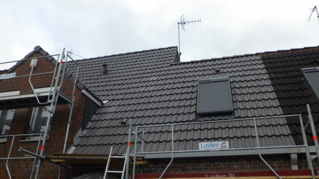 Fenêtre de toit VELUX avec volet roulant solaire sur une toiture refaite
