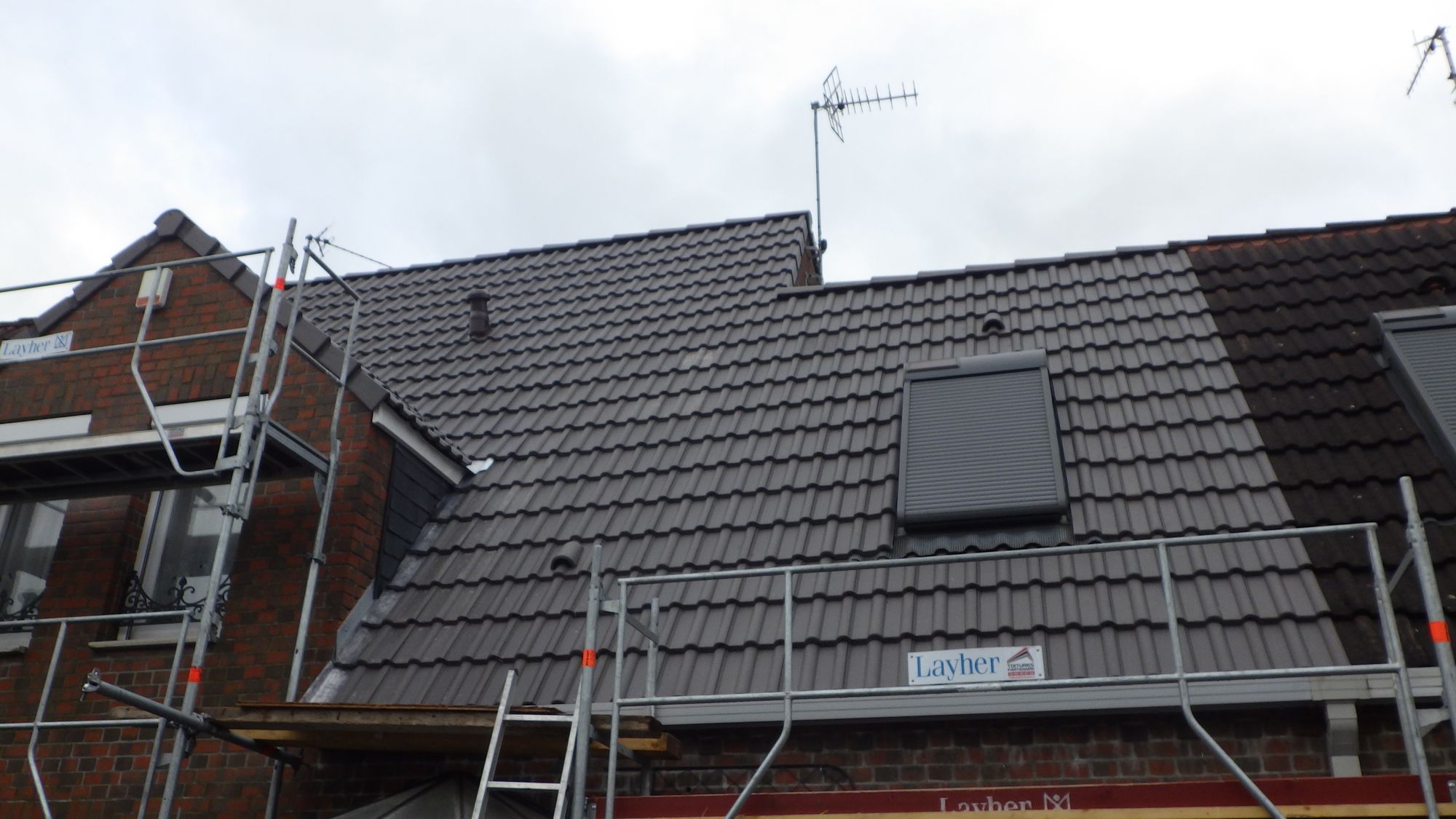 Fenêtre de toit VELUX avec volet roulant solaire sur une toiture refaite