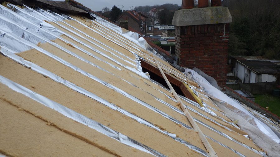 Panneaux isolants posés sur les chevrons d'une toiture en rénovation