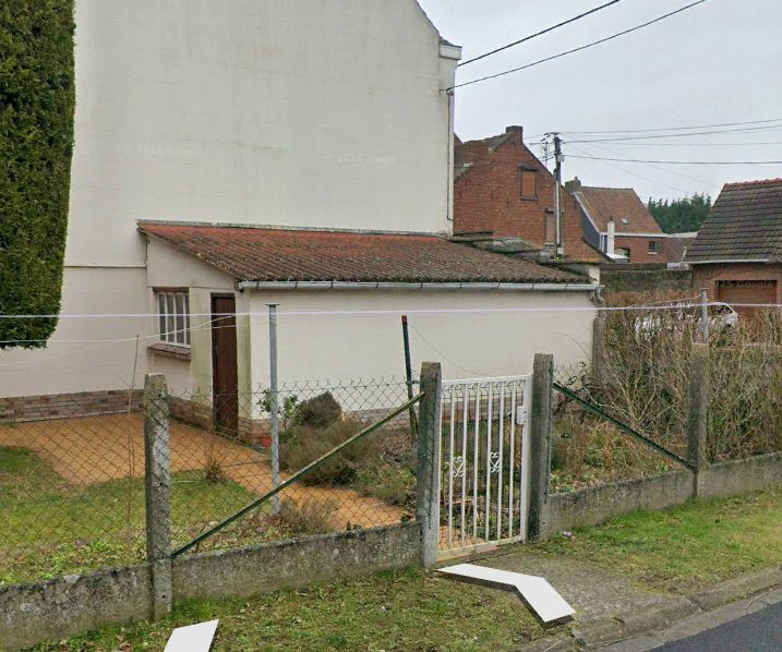 Toiture d’annexe en tuiles avant sa rénovation en bac acier