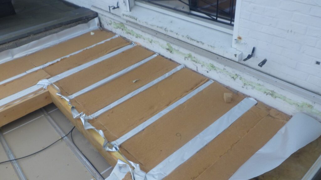Pose de fenêtres de toit VELUX sur toiture-terrasse en cours de chantier