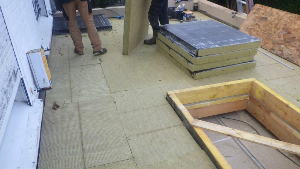 Chantier de toiture-terrasse avec fenêtres de toit pendant les travaux