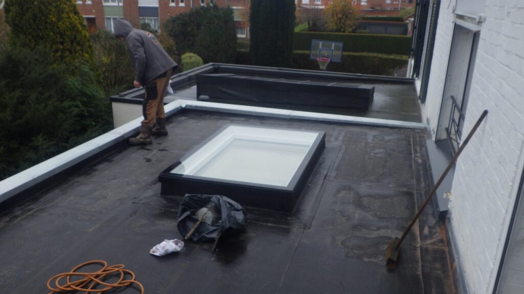 Toiture-terrasse terminée avec fenêtres de toit VELUX installées