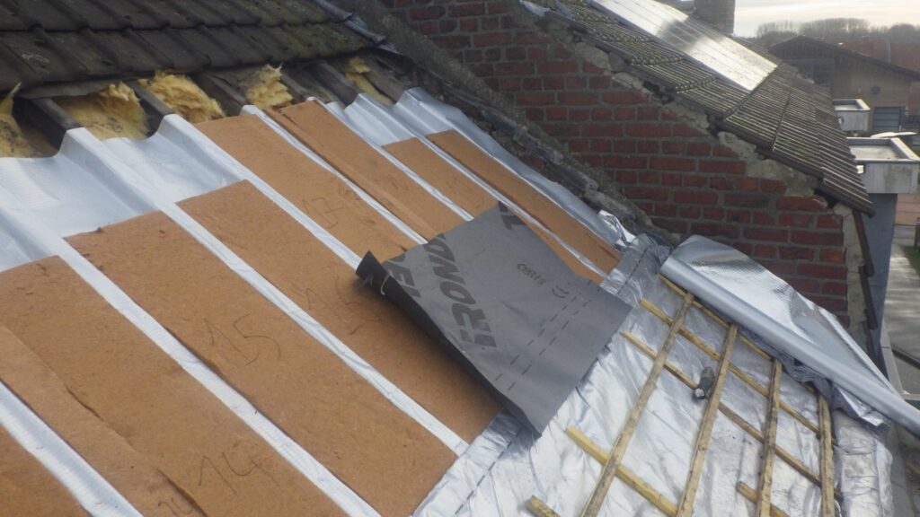 Installation d’une fenêtre VELUX pour toiture-terrasse en cours
