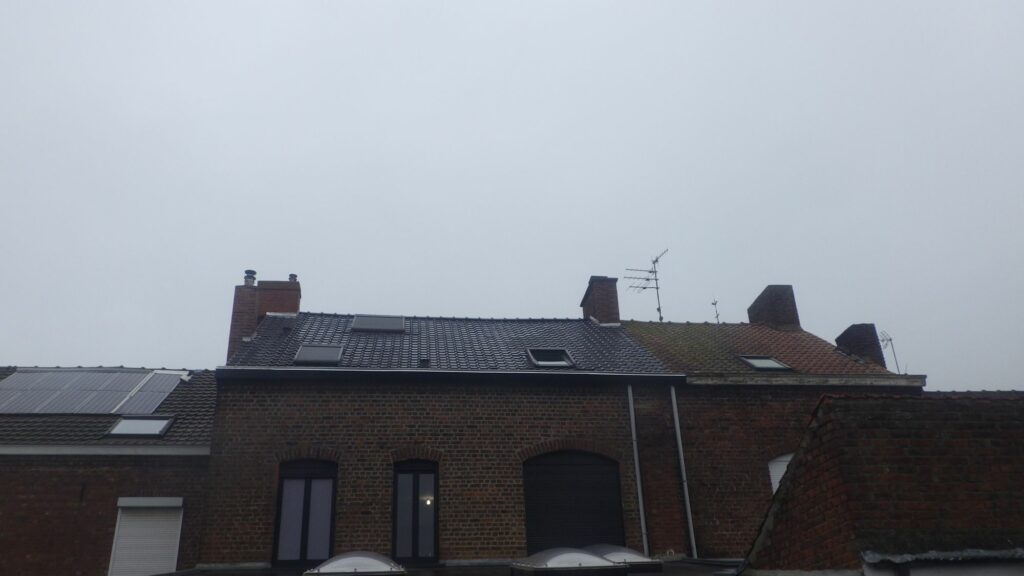 Fenêtre VELUX pour toiture-terrasse installée avec store anti-chaleur