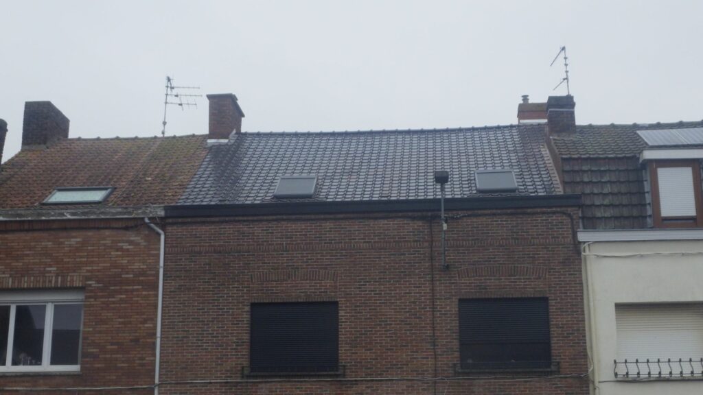 Pièce éclairée par la fenêtre de toit VELUX après installation