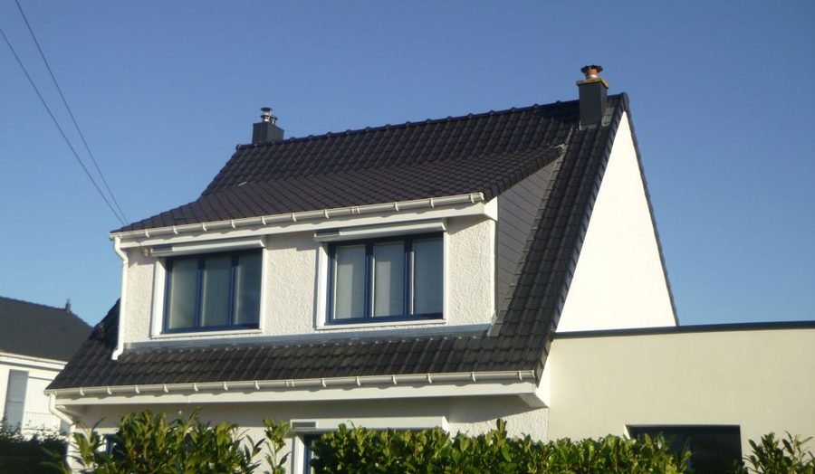 Maison avec toiture en ardoises neuve après rénovation